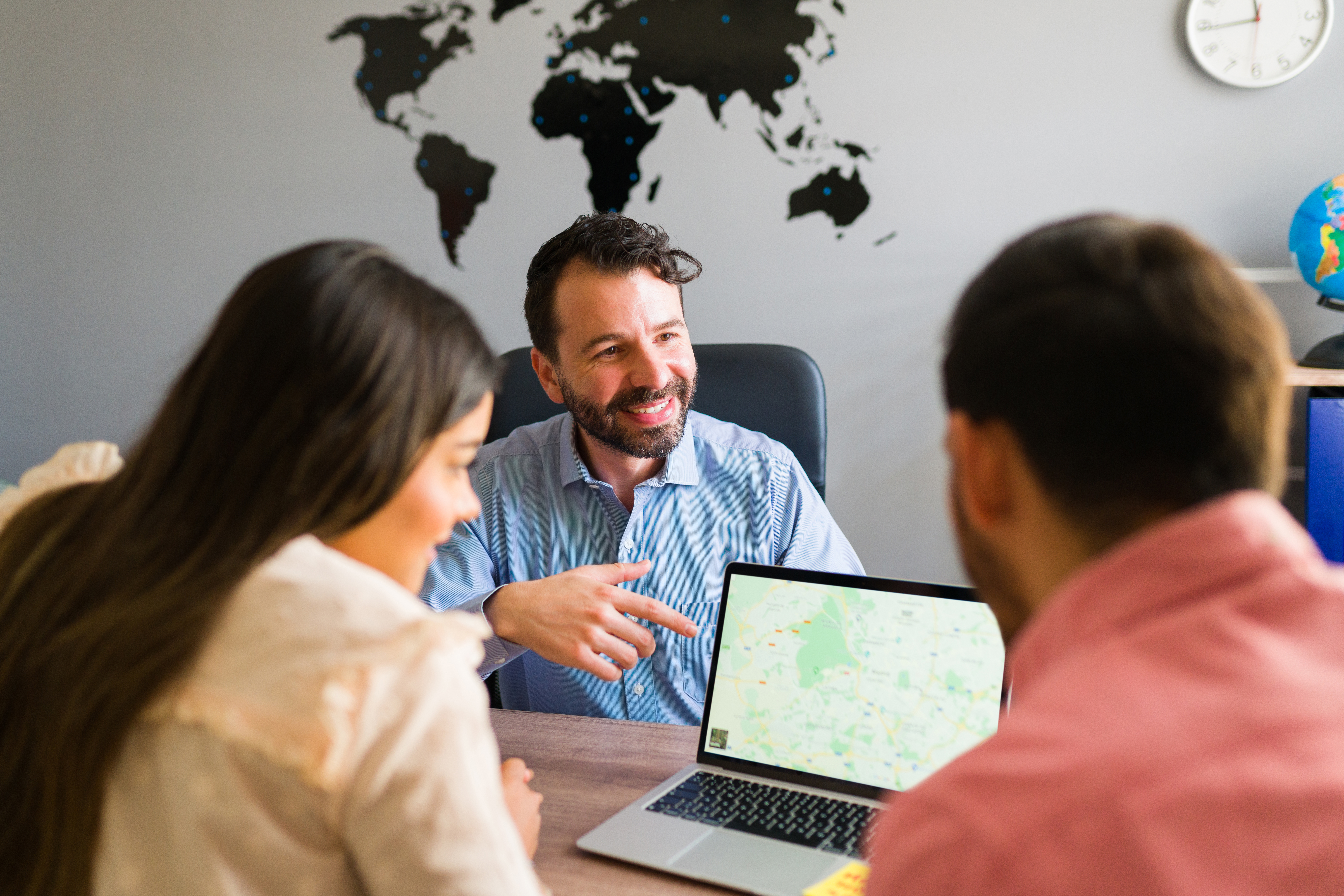 Aqui Su Proximo Destino Viaje Vista Trasera Hermosa Pareja Mirando Mapa Computadora Portatil Agencia Viajes Eligiendo Donde Ir Vacaciones